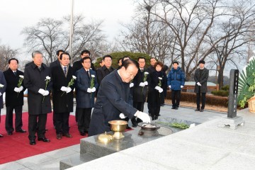 박보생 김천시장 신년참배로 새해 각오와 결의 다져