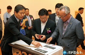 권선택 대전시장, 작품 감상중!