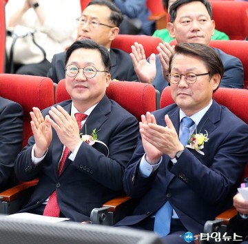 ‘희망디딤돌 대전센터’ 개소식에 참석한 이장우 대전시장과 박승희 삼성전자 사장