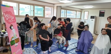 군위군다문화가족지원센터, 헤어염색·네일아트 봉사 활동 실시