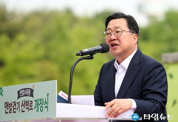 ‘맨발걷기 산책로’ 개장식에서 기념사 하는 이장우 대전시장