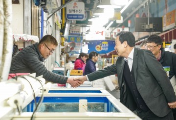 박홍률 목포시장, 설 명절 앞두고 전통시장 방문 상인들 격려
