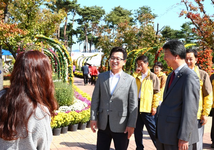 허태정 유성구청장, 국화전시회 만전 당부