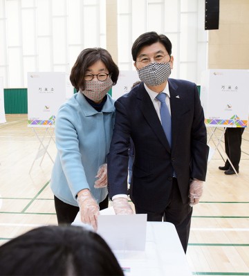 사전 투표하는 이춘희 세종시장과 배우자