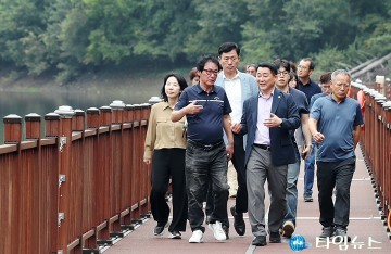 대전 서구 ‘장태산 물빛거닐길’ 10월 개방…서철모 구청장 현장 점검