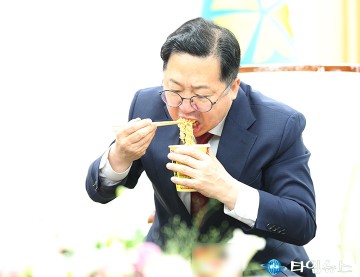 꿈돌이 컵라면 시식하는 이장우 대전시장