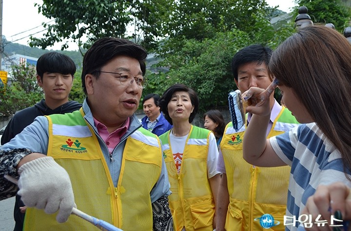 권선택 대전시장, 대학생 봉사자들과 함께 벽화그리기!