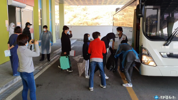 코로나19 격리해제자 13명 첫 퇴원 한 영주적십자병원