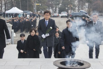 최교진 세종시교육감, 2018년 새해맞이 충령탑 참배
