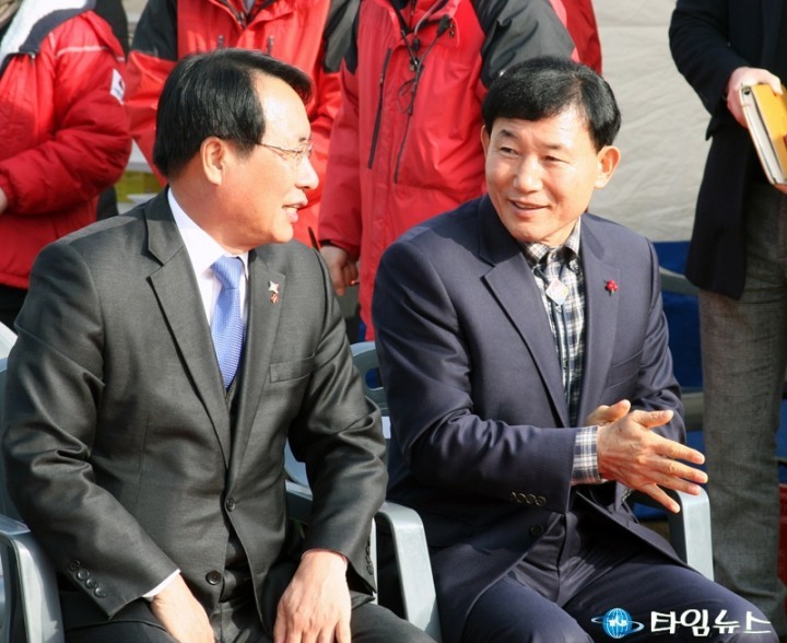 대화하는 한현택 동구청장과 박용갑 중구청장