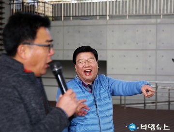 시민과 게임을 즐기는 권선택 시장