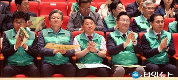제15회 새마을의 날 기념식에 참석한 최충규·정용래·서철모·김제선·박희조