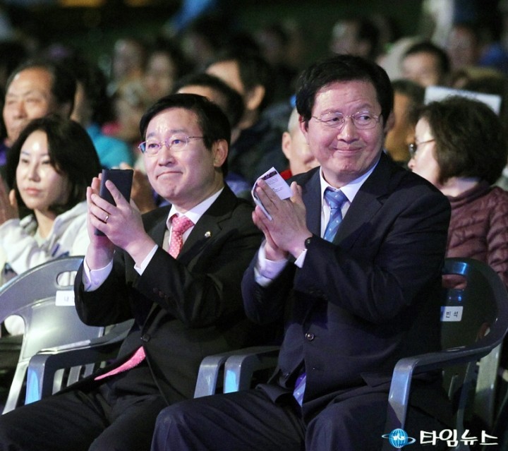 가을 음악회를 즐기는 박범계 의원과 장종태 서구청장