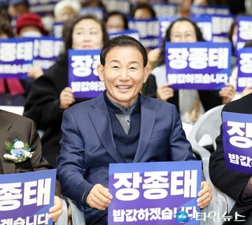 ‘장종태’ 출판기념회에 참석한 박용갑 전 중구청장