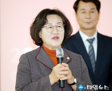 당원협의회 당원연수에서 인사말 하는 박영순 동구의회 의장