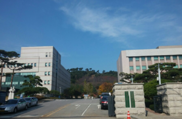 태안군수 1인 시위자 고발 "소음 폭행 및 공방죄 3차 공판" '한여름 매미소리 공방 치열'