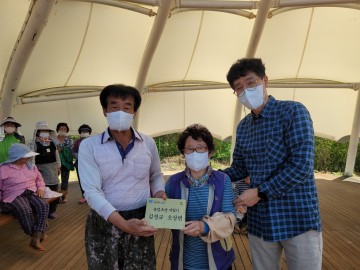 농업유산 지킴이 문패 수여식 진행하는 의성군