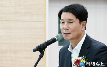 효동 행정복지센터 신청사 개청식에서 축사하는 이상래 대전시의회 의장