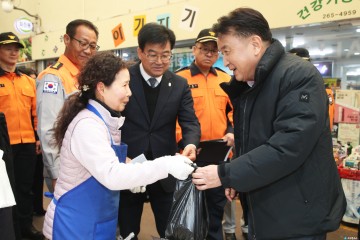 김영환 지사, 설 맞이 사창시장 방문… 전통시장 활성화 및 안전 점검 나서