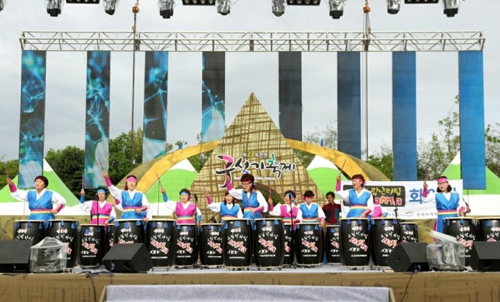 군남면 임진강 드림 난타 팀 구석기 축제장서 공연