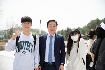 김정겸 충남대 총장, ‘커피차’로 재학생 응원