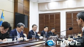 청와대,감염병 전문가와 간담회...코로나19 완화정책 시작해야"