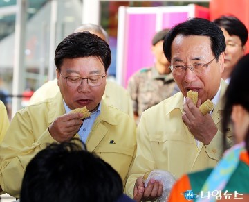 옥수수 먹는 권선택 시장과 한현택 구청장