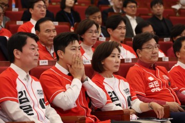무거운 침묵만 흐른 국힘…'승복 연설' 金, 위로 꽃다발도 사양
