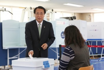 사전 투표하는 한현택 동구청장