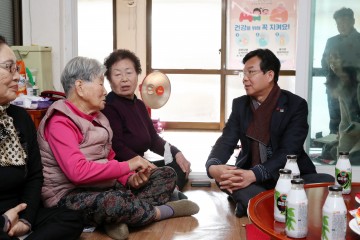 박병규 광산구청장, 폐지 수집금 기부 어르신 위문