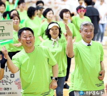 자원봉사자들과 플래시몹 하는 서철모 서구청장과 조규식 서구의회 의장