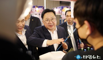 ‘동구夜놀자’ 야시장 상인들과 대화 나누는 이장우 대전시장