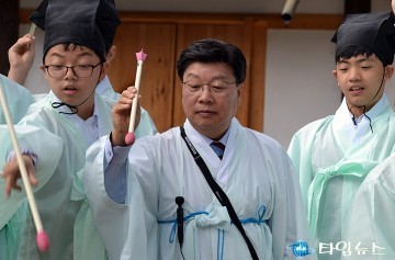 권선택 대전시장, 투호 던지기에 임하는 자세!