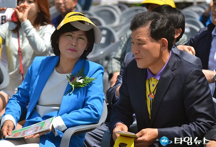 대화하는 김인식 대전시의회 의장과 박용갑 중구청장