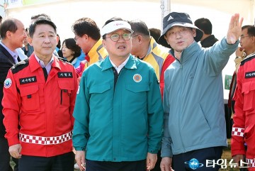 식목일을 나무심기 행사에서 대화 나누는 서철모·이장우·정국영