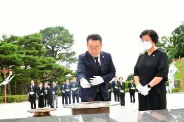 광주시의회, 제9대 개원 맞아 5‧18민주묘지 참배