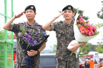 전역한 BTS RM·뷔 "기다려줘서 감사…하루빨리 보답하고파"