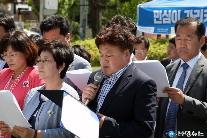혁신 결의문 낭독하는 이세형 대전 대덕구의회 의장