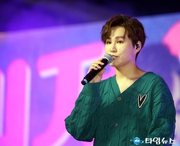 ‘대전 0시 뮤직페스티벌’에서 공연하는 김희재