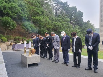 박상돈 천안시장, 추석명절 맞아 호국영령 추모 나서