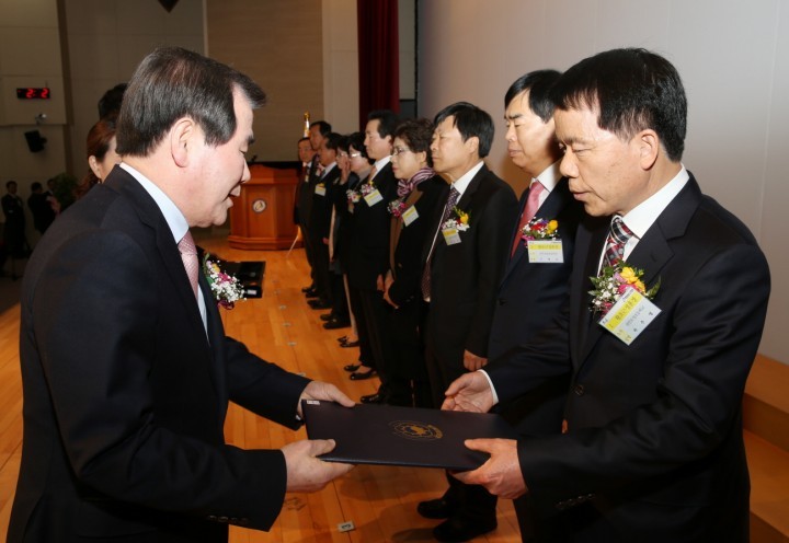 충남교육청, 2월말 퇴임교원 정부포상 전수