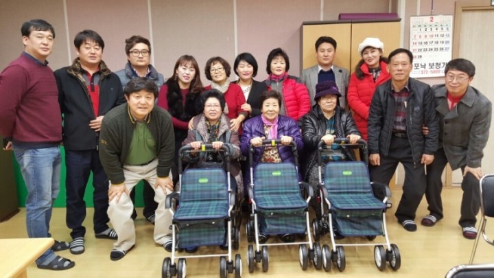 오산시 남촌동 주민자치위, 거동불편 어르신을 위한 보행보조차 지원 