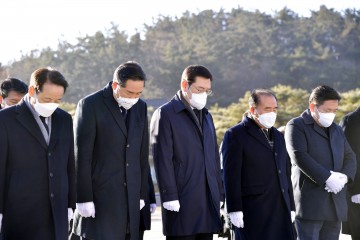 이용섭 광주시장, 신년 맞이 국립5·18민주묘지 합동 참배