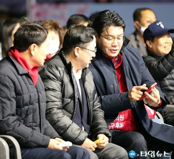 ‘대청호 벚꽃축제’에서 대화 나누는 이상래·이장우·정명국