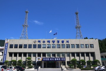고흥군 나로도 인근 선착장 투싼 차량 1대가 갯벌에 추락 뒤집혀  운전자 사망