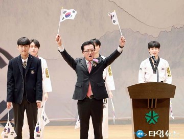 만세삼창 하는 조원휘 대전시의회 의장