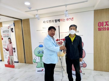 한국건강관리협회 대전충남지부, 어버이날 맞아 카네이션 증정 행사