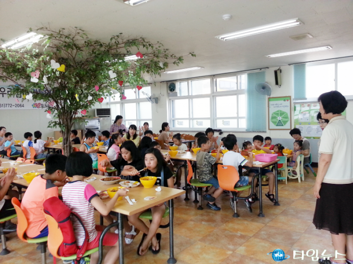 광양 진월초, 선배들의 후배 위한 사랑의 자장면 봉사 실시