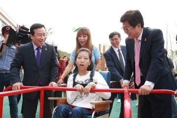 성악가 조수미씨, 세종누리학교에 휠체어그네 2대 기부