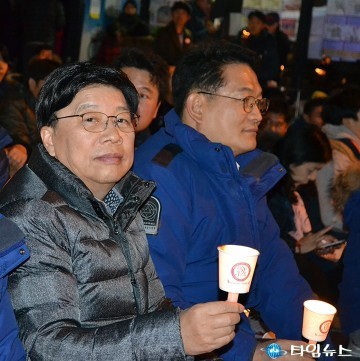 촛불 든 권선택 대전시장